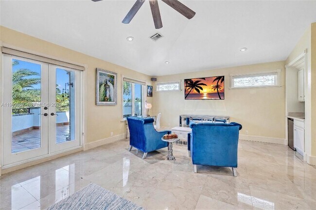 Building Photo - 625 Poinciana Dr