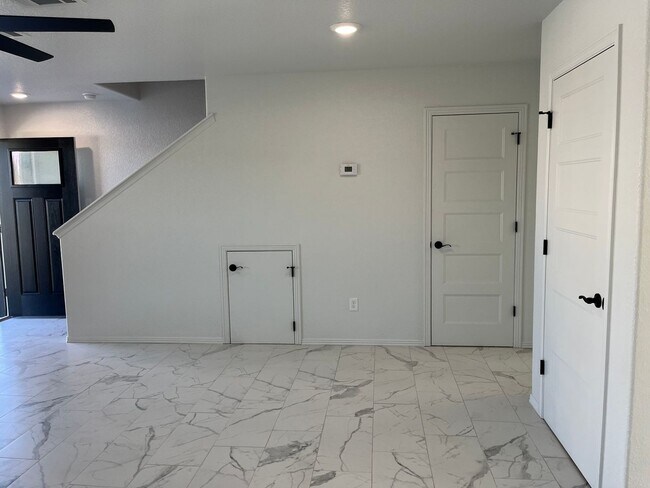 Building Photo - COX-NORTHRIDGE DR-3