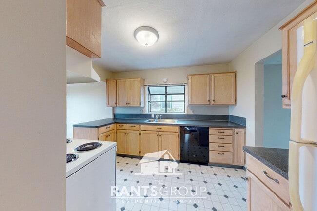 Building Photo - 3-Story Eastside Home with Views of the Bay!