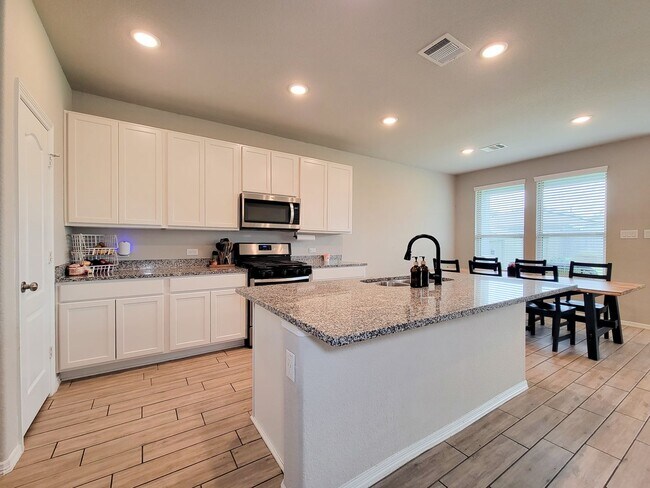 Building Photo - Beautifully updated 5-bedroom, 3.5-bath home located on a quiet cul-de-sac in a desirable Houston...