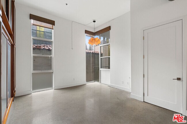 Building Photo - 1152 N La Cienega Blvd