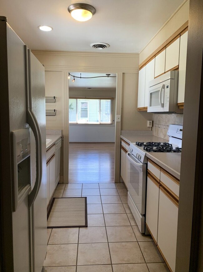 Building Photo - Evolve Real Estate: Available 6/6/2026! Quaint 3 Bedroom Ranch with Huge Yard in University Hills...