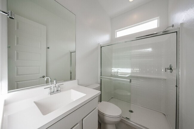 Building Photo - Beautiful 4 bedroom plus den home in Aloravita