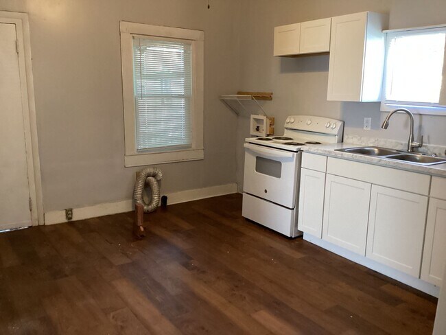 Building Photo - DOWNTOWN WILMINGTON! Historic Cottage - 2B...