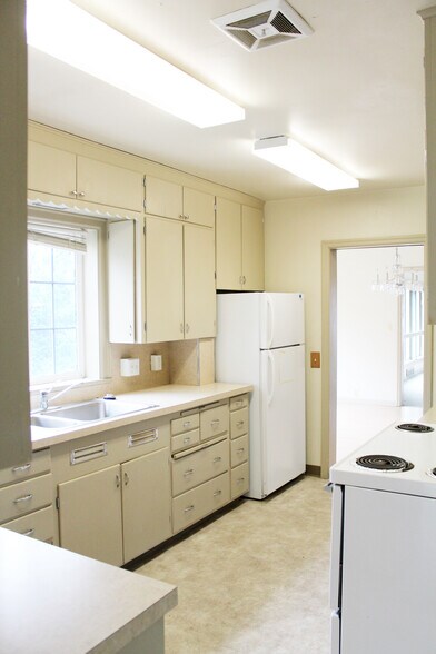 Building Photo - 905 NE C St