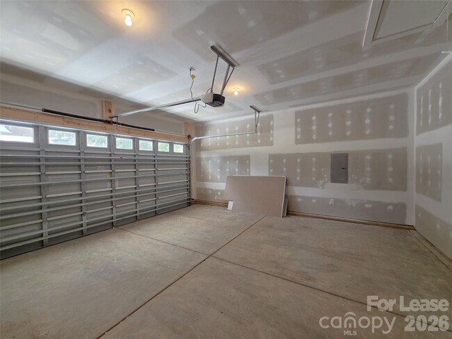Building Photo - 595 Foxwood Dr SE