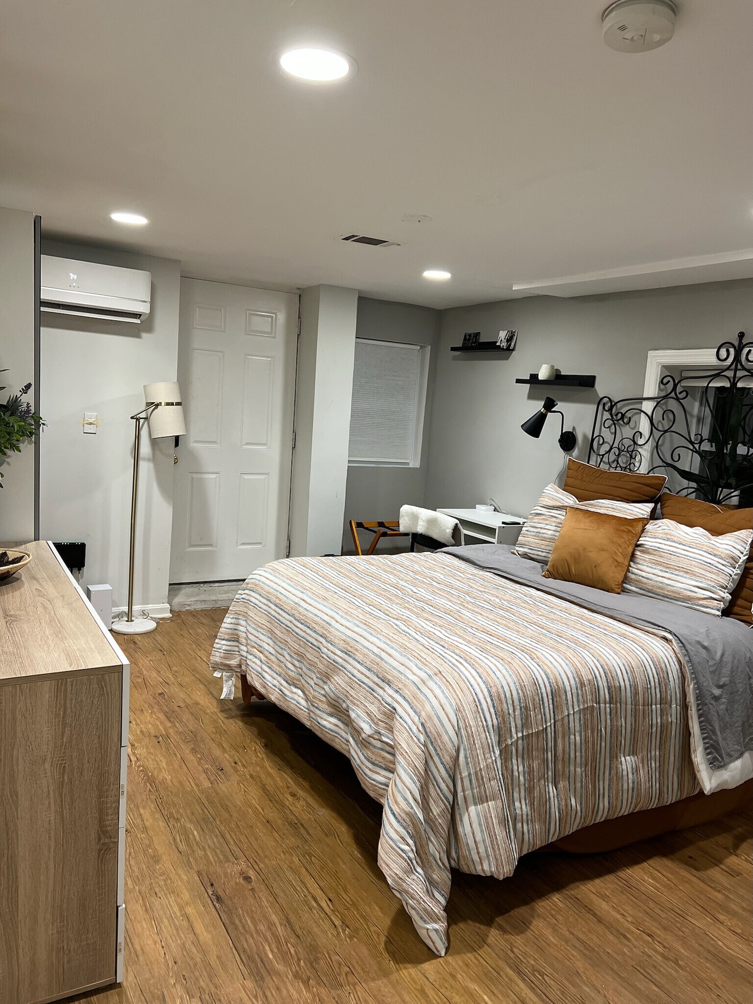 Building Photo - 633 14th St NE