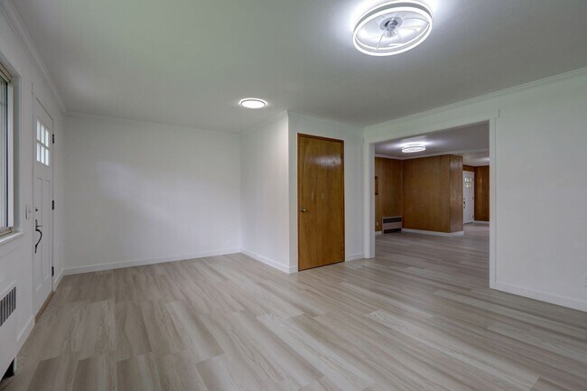 Building Photo - Large Renton Highlands Rambler with Grand ...