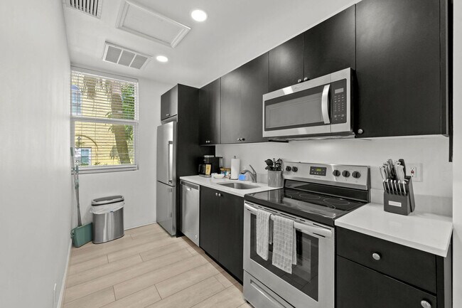 Building Photo - 1862 6th St