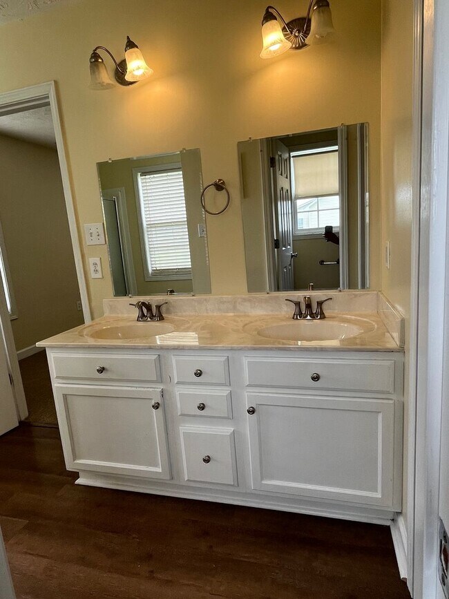 Building Photo - Charming 4 Bed, 2 Bath Home in Raeford
