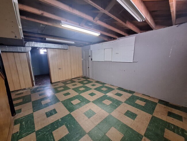 Building Photo - Charming 3 bedroom bungalow freshly updated