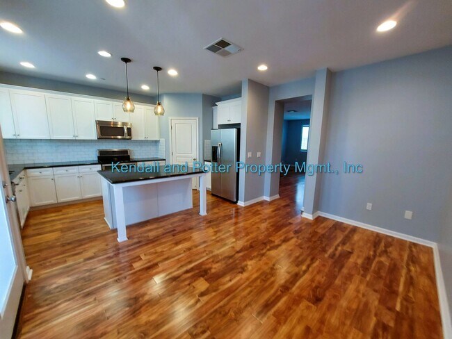 Building Photo - Immaculate 4 Bedroom, 3.5 Bath Townhome in Desirable Scotts Valley