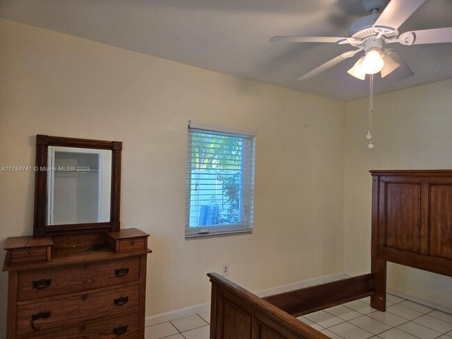 Building Photo - 1152 Bayview Dr