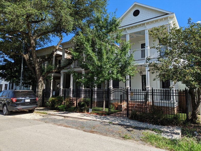 Building Photo - 722 E 29th St