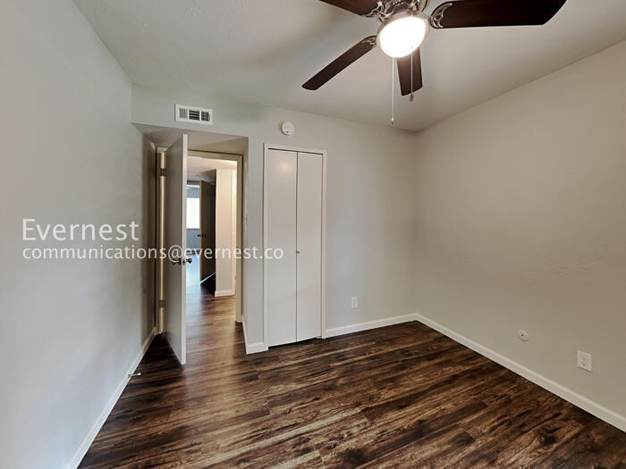 Building Photo - 2117 Newbury Dr