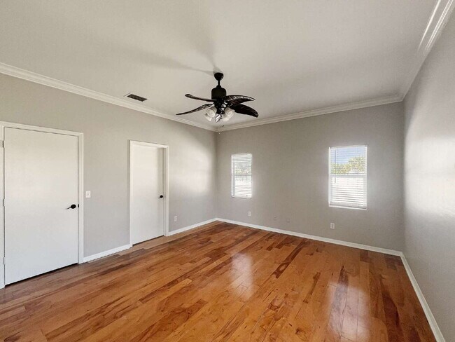 Building Photo - 906 Alfreda Ave