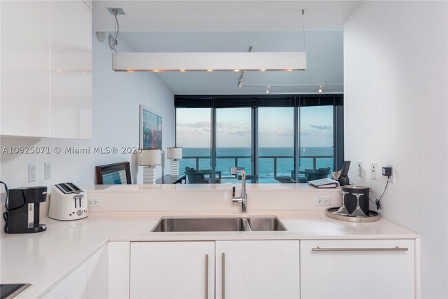 Building Photo - 2201 Collins Ave