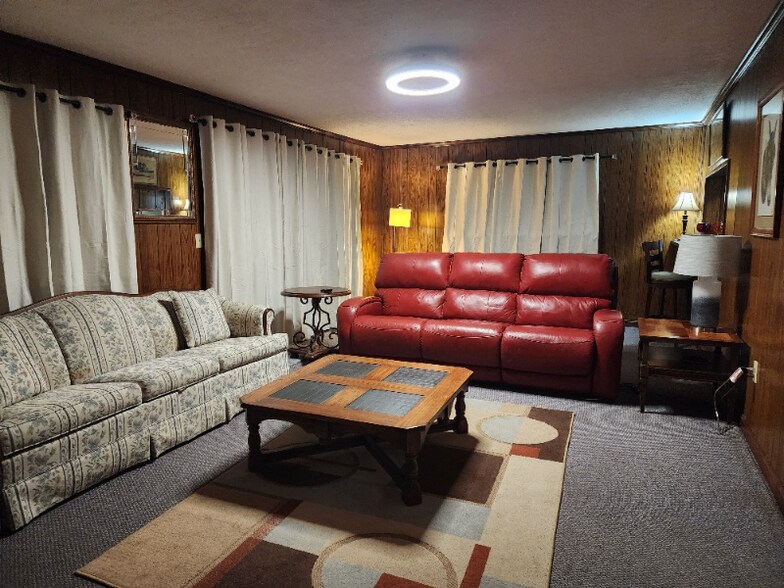 Building Photo - 614 Hwy 44 W