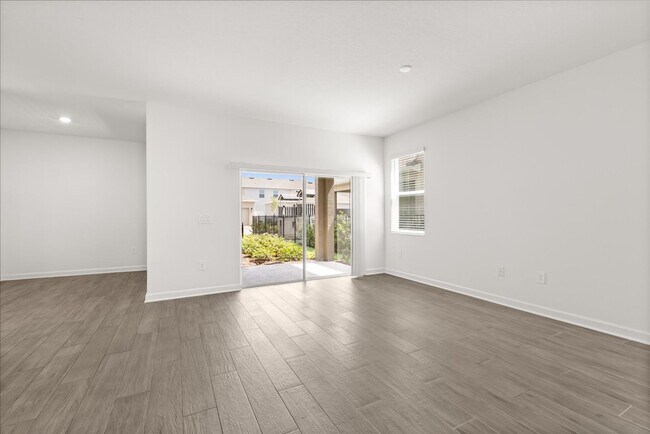 Building Photo - Spacious 5-Bedroom Solar Home for Rent in ...