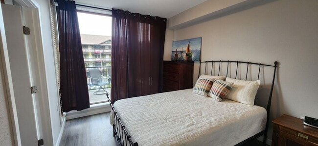 Building Photo - YEAR ROUND 2 Bedroom/2 Bathroom with Amenities Included