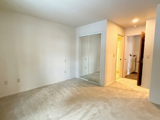 Building Photo - One-level living with garage close to Incline beaches