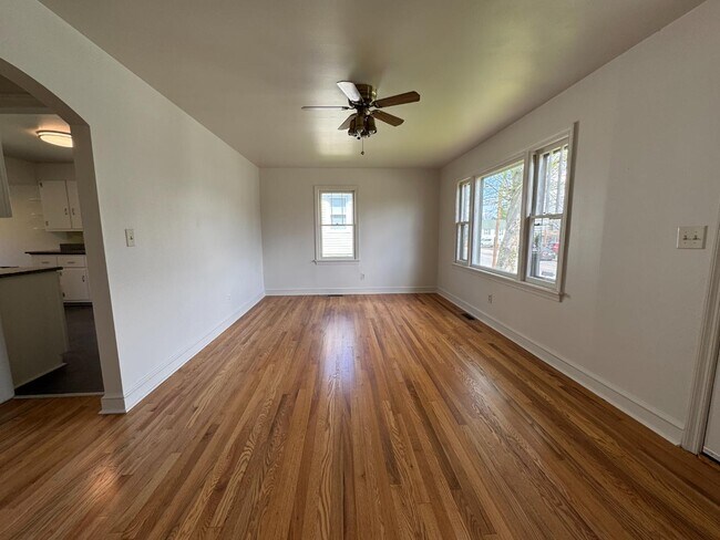 Building Photo - 404 Grubert Ave