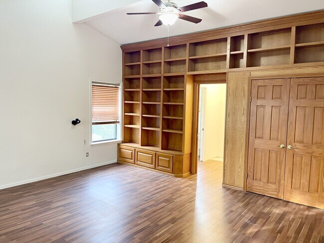 Building Photo - 9417 Aqua Dr