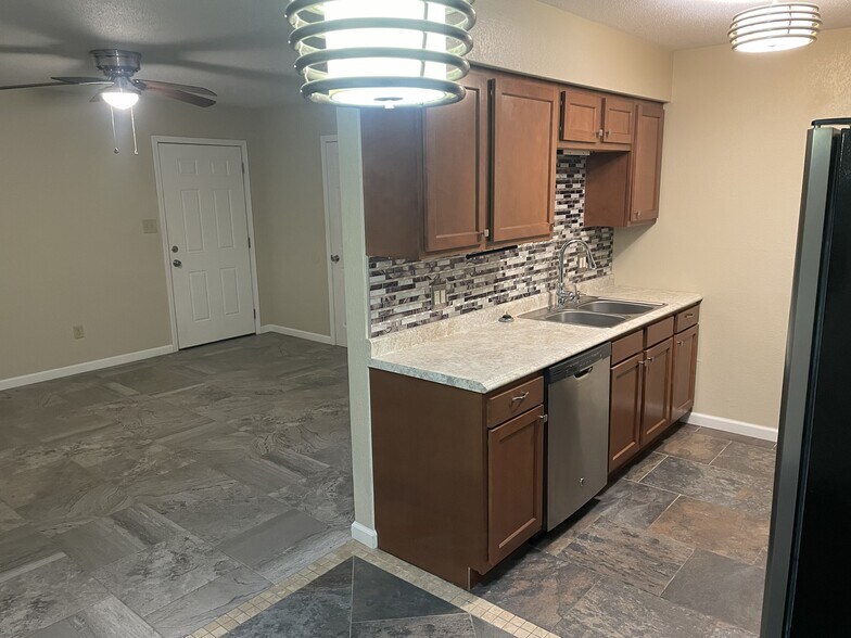 Building Photo - 2560 Lisa Dr