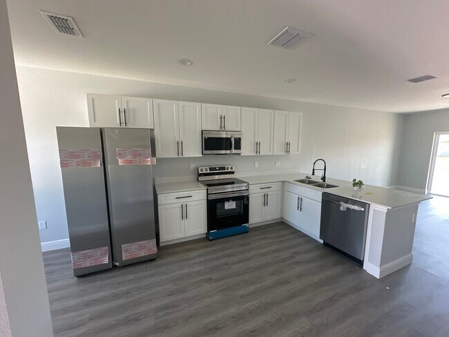 Building Photo - 6918-6920 Dickinson Dr