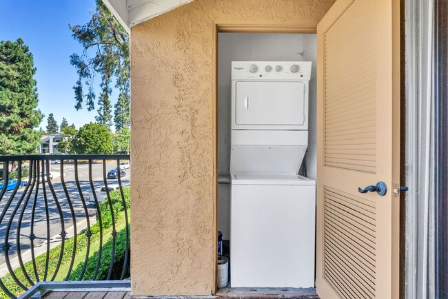 Building Photo - Great Two Bedroom Corner Unit in Villa Tos...
