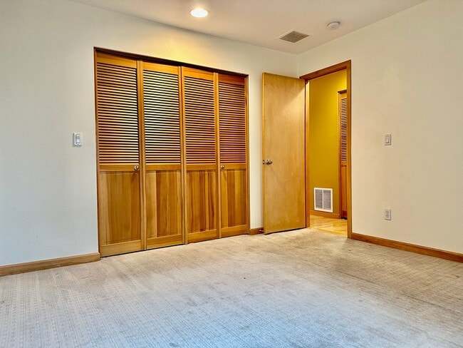 Building Photo - Top-Floor Riverfront Living with Broadway Bridge Views | 2 Bed + 2 Bath + Parking