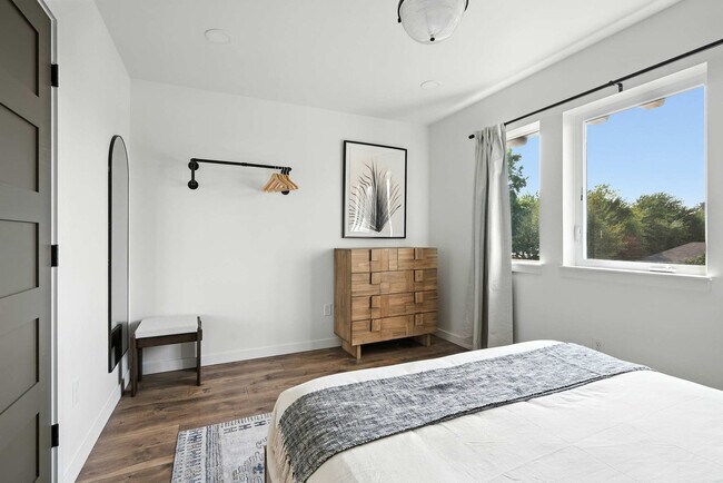 Building Photo - 925 NE 23rd Ave