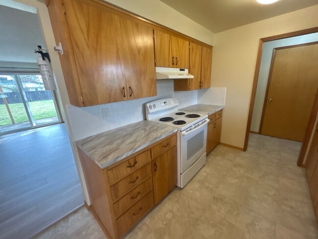 Building Photo - Beautiful 3 Bedroom 1 1/2 Bath with Huge Fenced Backyard! Tour Today!