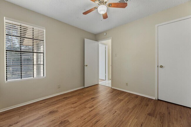 Building Photo - 8904 Pineridge Dr