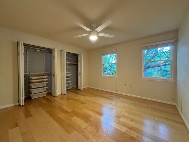 Building Photo - Sun-filled 1 Bed 1 Bath 1st Level Condo Wi...