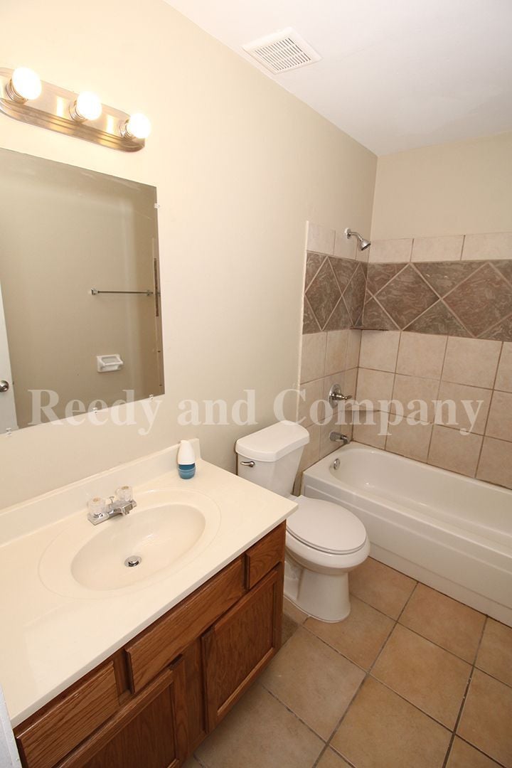 Building Photo - 5356 Lakeview Cove