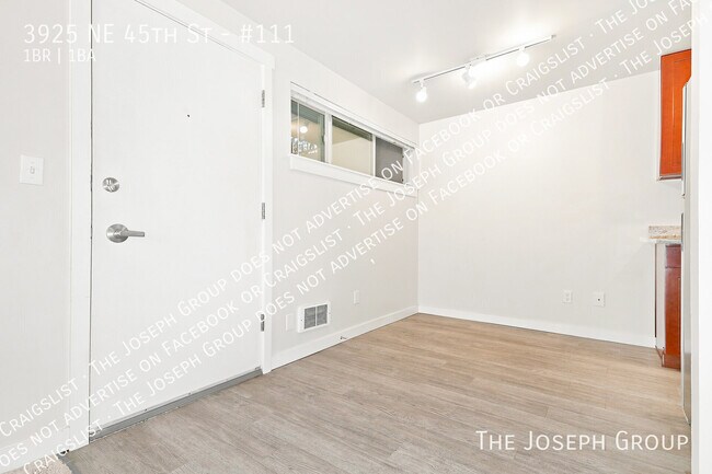 Building Photo - 3925 NE 45th St