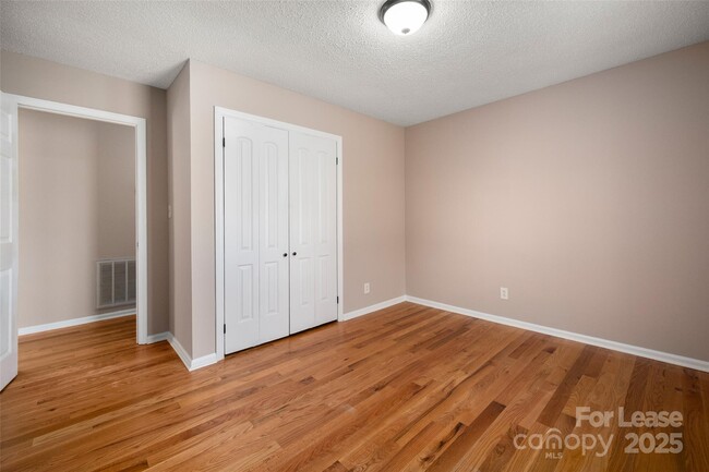 Building Photo - 4601 Linda Kay Dr