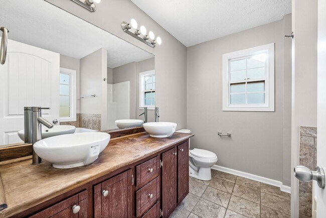 Building Photo - Pet Friendly Three Bedroom!