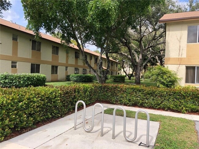 Building Photo - 300 Gardens Dr