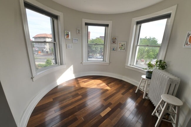 Building Photo - Charming 2BR + home office Condo in the he...