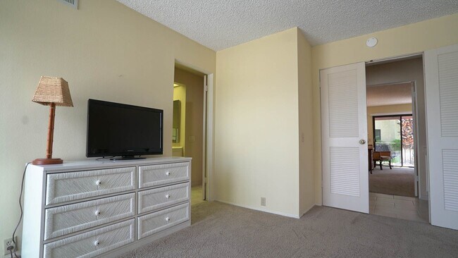 Building Photo - Beautifully Furnished Condo with Mountain Views