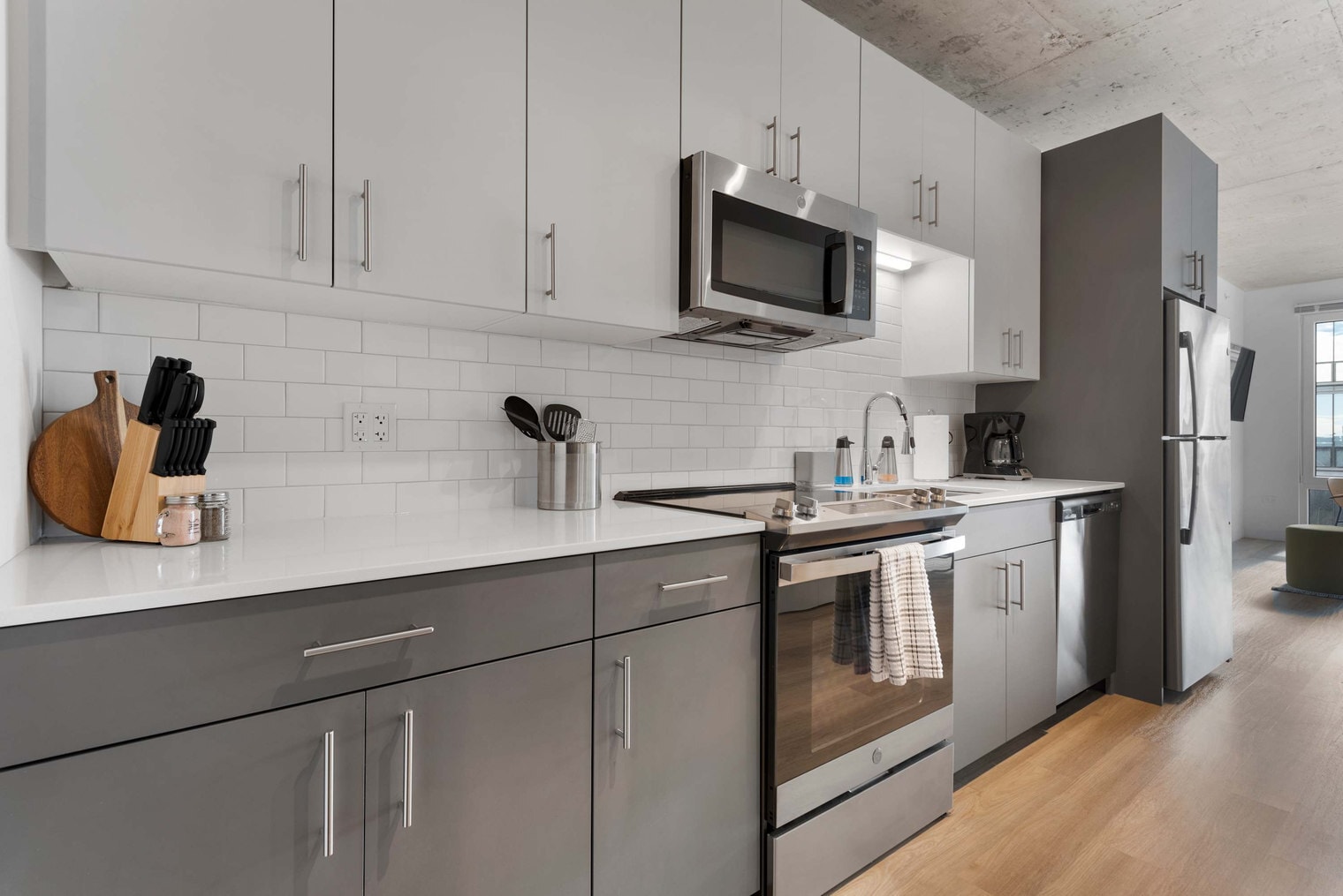 Building Photo - 853 W Blackhawk St