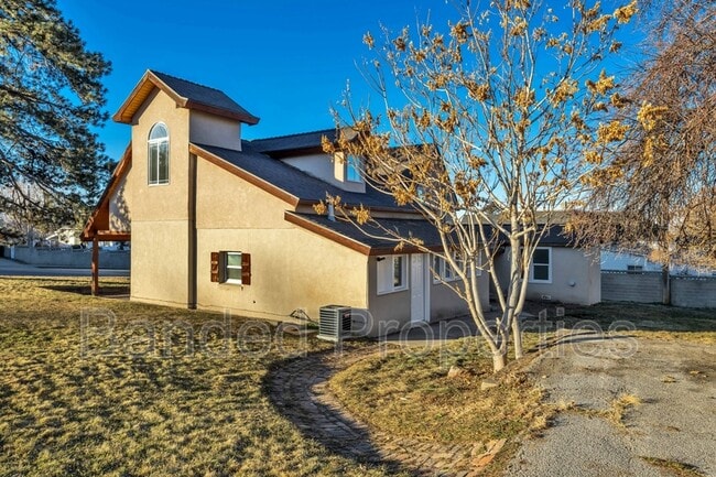 Building Photo - 741 E Center St