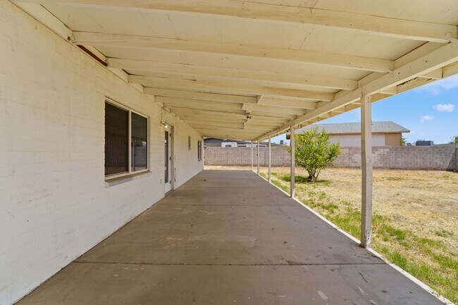 Building Photo - Discover this beautifully renovated 3-bedroom, 2-bath home in Mesa, AZ!