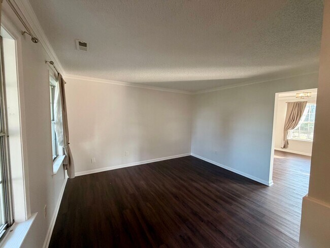 Building Photo - 848 Daimler Dr