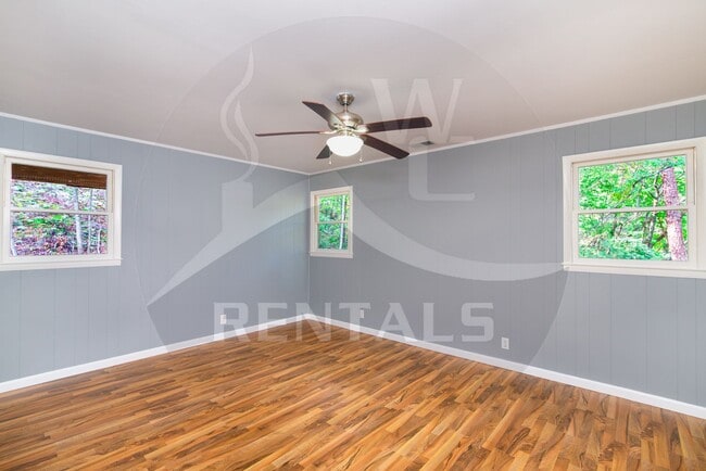 Building Photo - Beautifully remodeled 4 bedroom 2 bath home in Sylva available for year-long lease $2000 a month