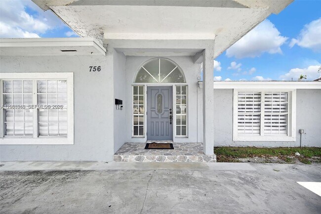 Building Photo - 756 W 53rd St
