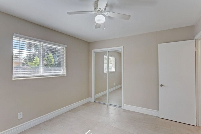 Building Photo - 2545 Venice Dr