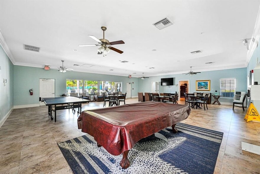 Building Photo - 6279 Bay Club Dr